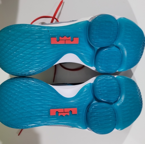 Lebron Witness IV - Picture 2 of 4